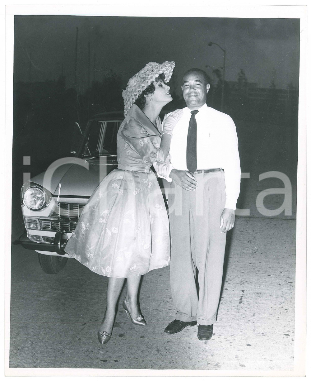 1959 MEXICO Silvana PAMPANINI posa con FIAT 1800 Foto 25x20 cm *23  Fotografia d'epoca. GOOD/buono  Formato: 20x25  originale e autentica 1