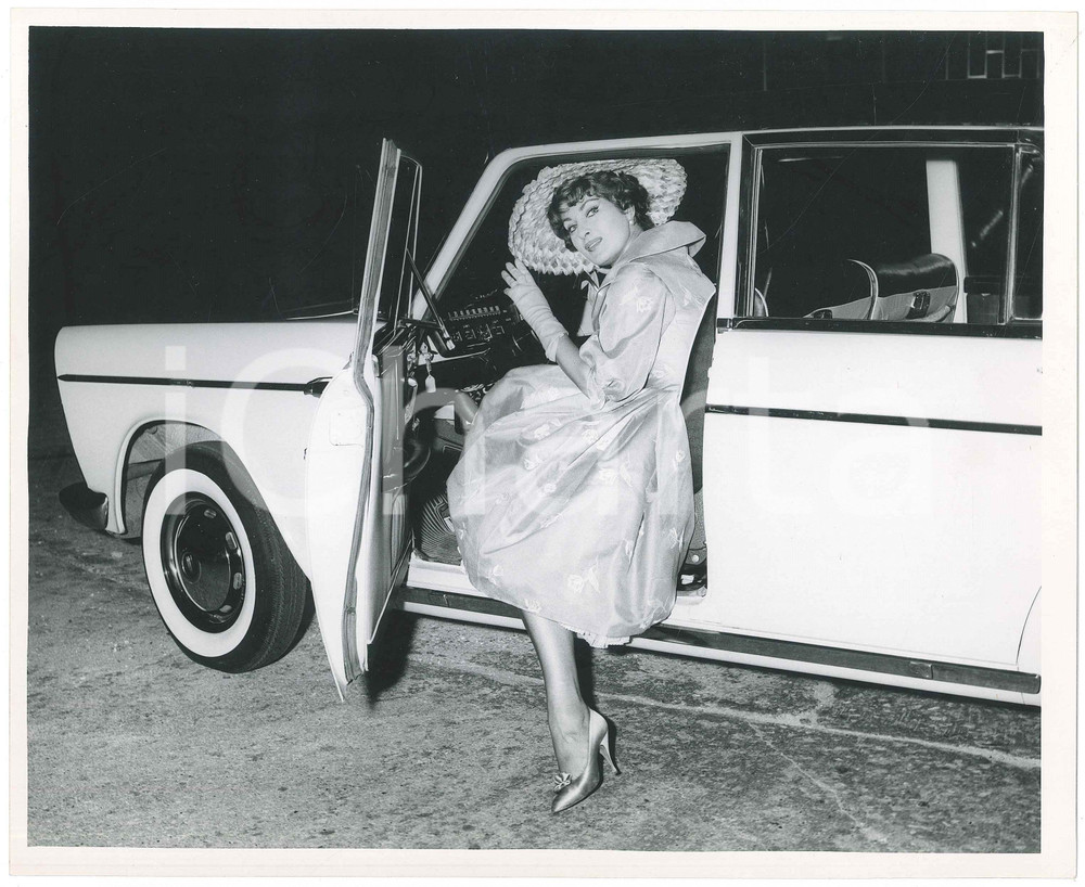 1959 MEXICO Silvana PAMPANINI posa con FIAT 1800 Foto 25x20 cm (7)  Fotografia d'epoca. GOOD/buono  Formato: 20x25  originale e autentica 1