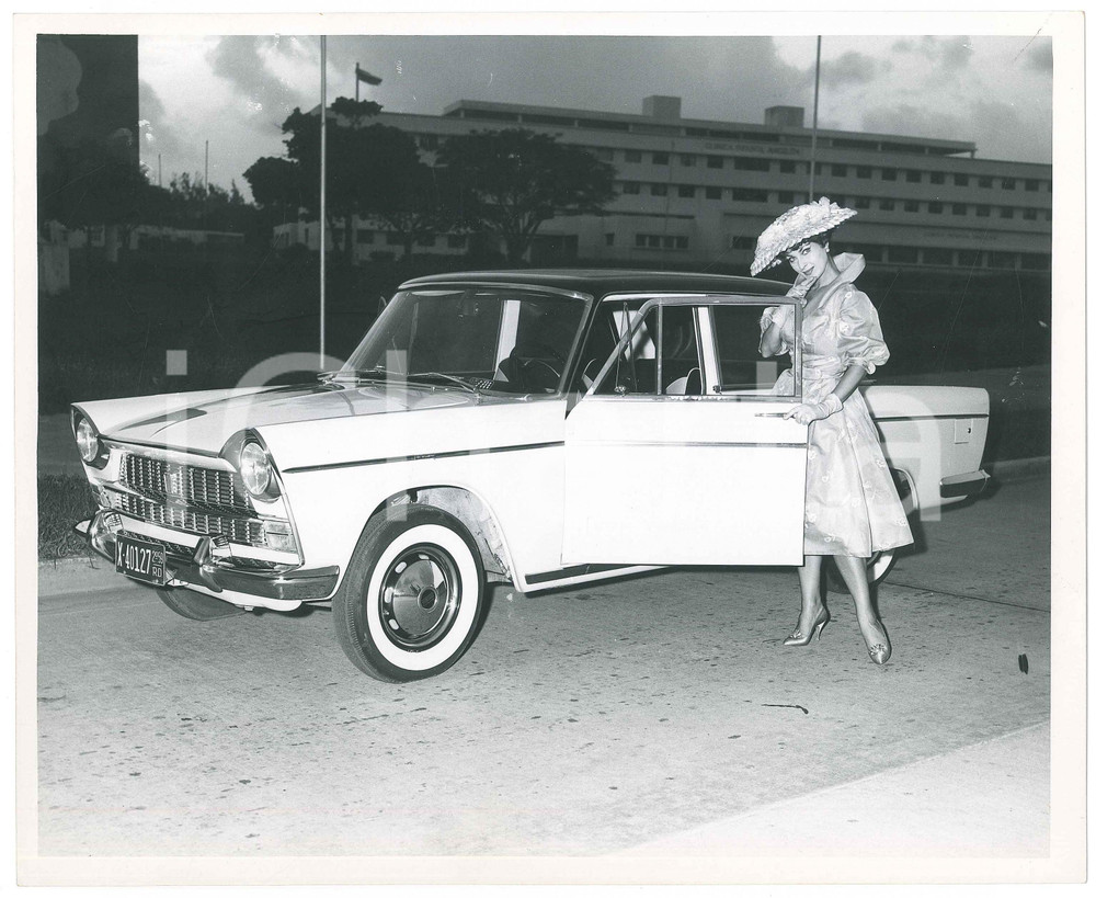 1959 MEXICO Silvana PAMPANINI posa con FIAT 1800 Foto 25x20 cm (10)  Fotografia d'epoca. GOOD/buono  Formato: 20x25  originale e autentica 1
