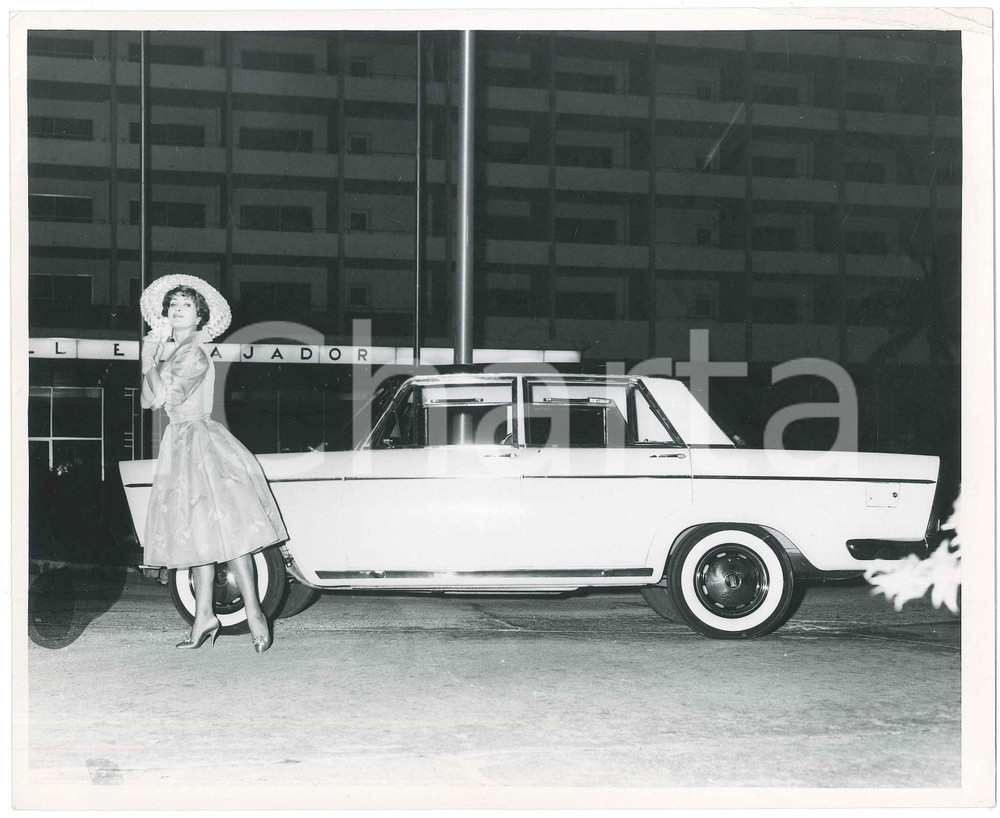 1959 MEXICO Silvana PAMPANINI posa con FIAT 1800 Foto 25x20 cm (16)  Fotografia d'epoca. GOOD/buono  Formato: 20x25  originale e autentica 1