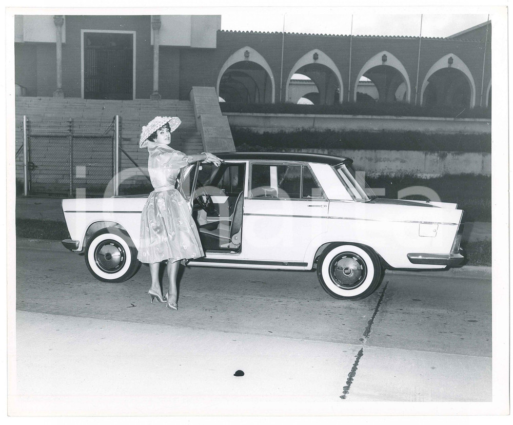 1959 MEXICO Silvana PAMPANINI posa con FIAT 1800 Foto 25x20 cm (24)  Fotografia d'epoca. GOOD/buono  Formato: 20x25  originale e autentica 1