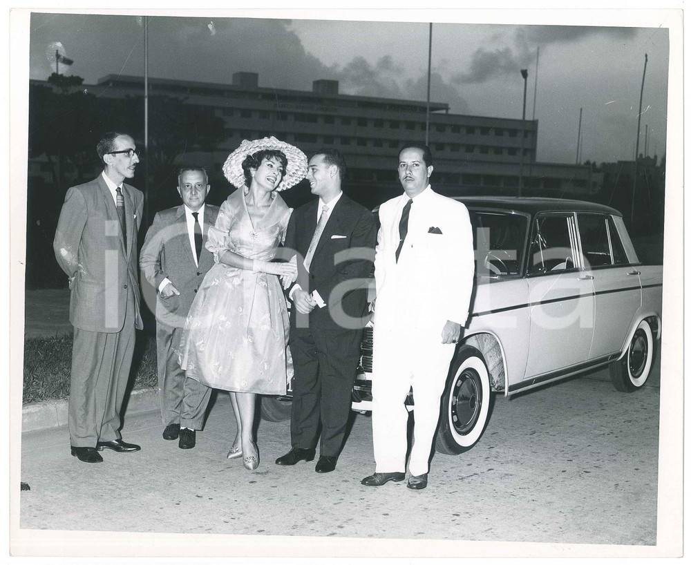 1959 MEXICO Silvana PAMPANINI posa con FIAT 1800 Foto 25x20 cm (17)  Fotografia d'epoca. GOOD/buono  Formato: 20x25  originale e autentica 1