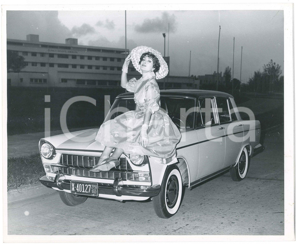 1959 MEXICO Silvana PAMPANINI posa con FIAT 1800 Foto 25x20 cm (25)  Fotografia d'epoca. GOOD/buono  Formato: 20x25  originale e autentica 1