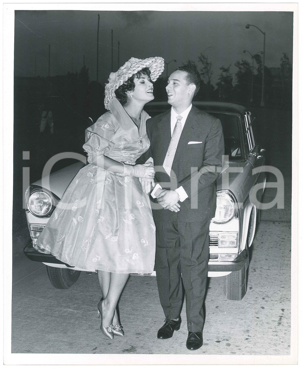 1959 MEXICO Silvana PAMPANINI posa con FIAT 1800 Foto 25x20 cm (27)  Fotografia d'epoca. GOOD/buono  Formato: 20x25  originale e autentica 1