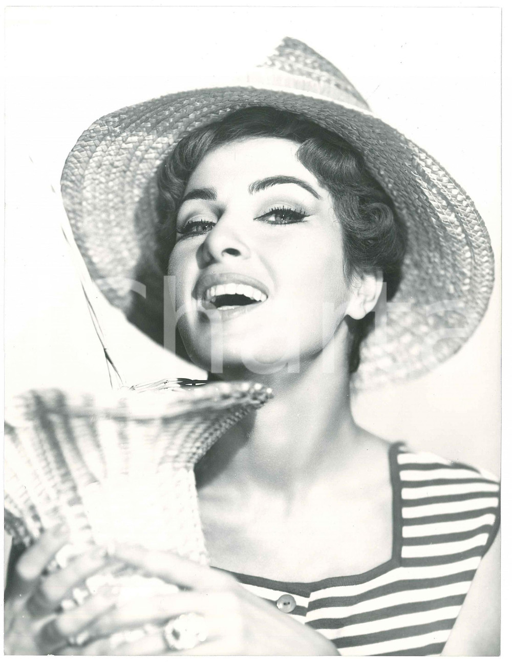 1960 ca ROMA - CINEMA Silvana PAMPANINI con cesto di vimini - Foto 18x24 cm  Fotografia d'epoca. FAIR/discreto Lievi smussature agli angoli Formato: 18x24 originale e autentica 1