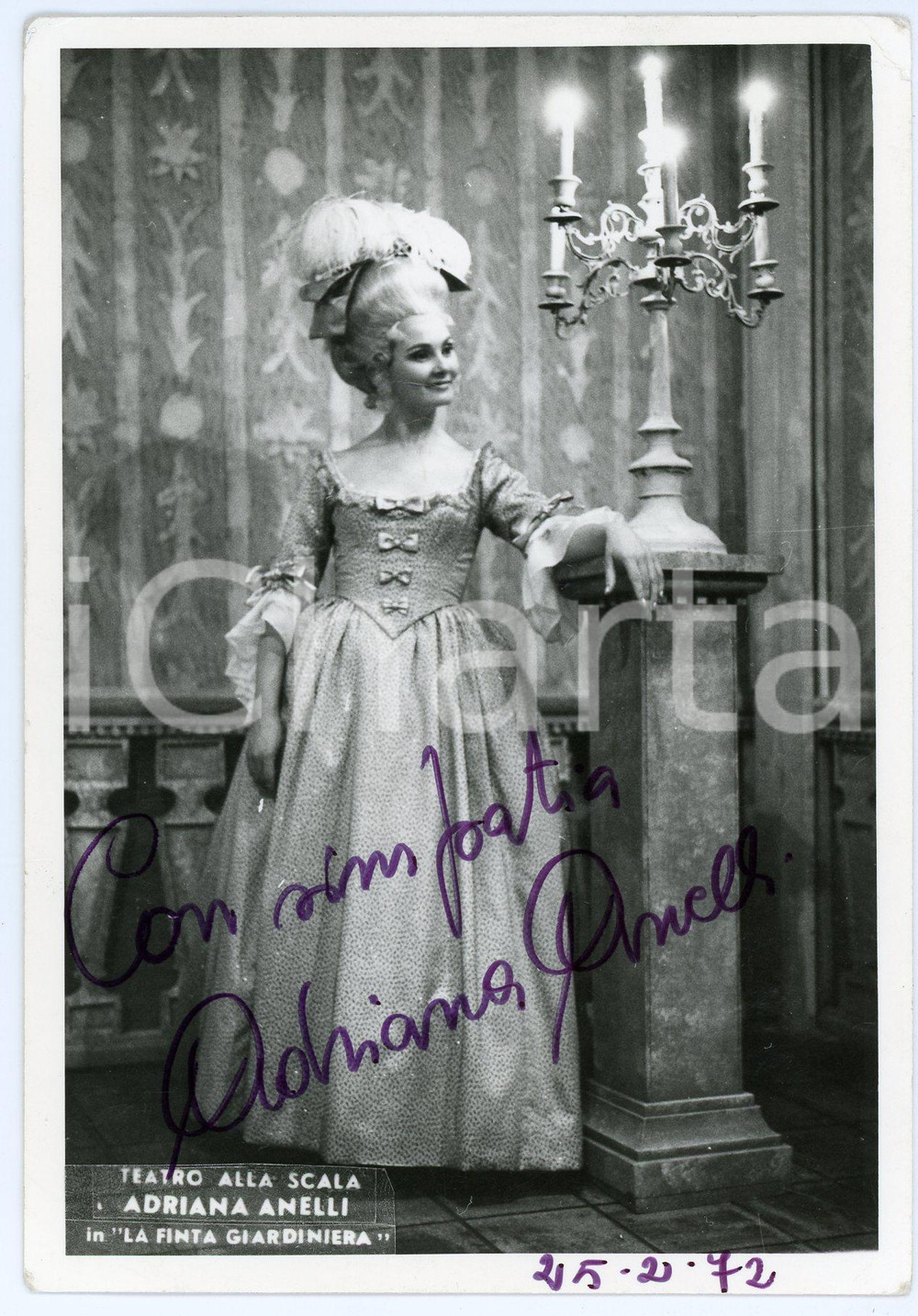 1972 MILANO Adriana ANELLI in "La finta giardiniera" - Foto con AUTOGRAFO Fotografia seriale d'epoca, con autografo, scattata in occasione dello spettacolo al Teatro alla Scala di Milano. CONDIZIONI: P (piccole piegature angolari e sbrecciatura al lato superiore; piegatura centrale)FORMATO: 10x15 cm     originale e autentica 1