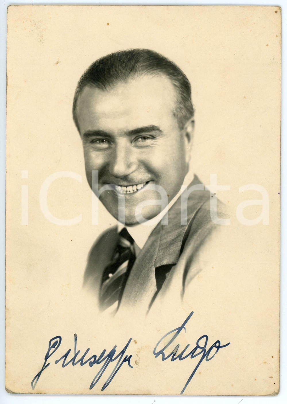 1945 ca LIRICA Tenore Giuseppe LUGO - Ritratto - Foto con AUTOGRAFO DANNEGGIATA Fotocartolina d'epoca, non viaggiata, con autografo.Timbro del fotografo al verso.FOTOGRAFO: A. Zoli - Milano  VERY POOR/gravemente danneggiato evidente piegatura trasversale; piccole abrasioni angolari; lievi macchie Formato: 10x15 cm originale e autentica 1