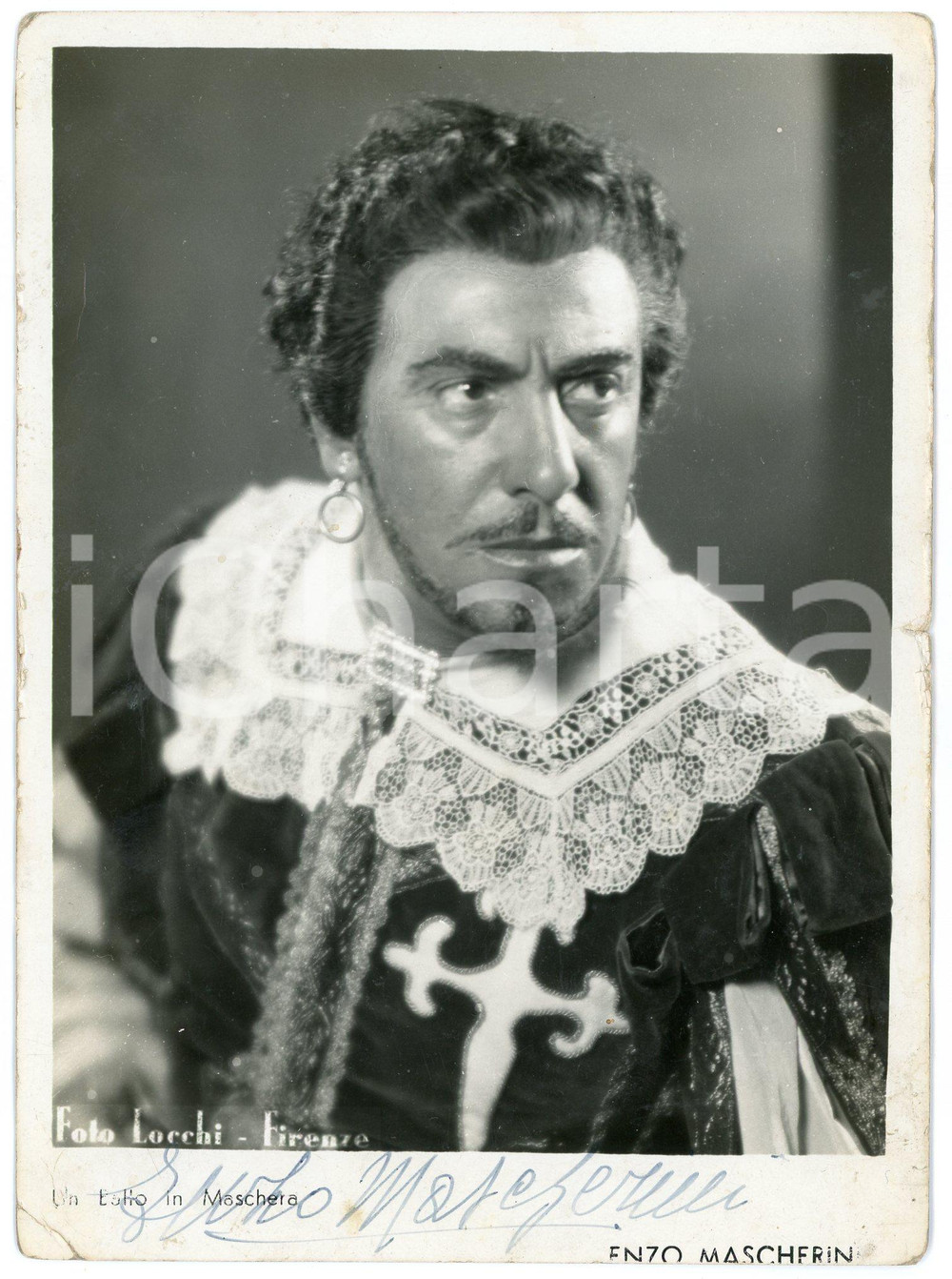 1950 ca Baritono Enzo MASCHERINI "Un ballo in maschera" Foto AUTOGRAFO Fotografia seriale, con autografo di Leo Nucci. CONDIZIONI: P (piegature angolari; sbrecciature al lato destro)FORMATO: 12x17 cm    originale e autentica 1
