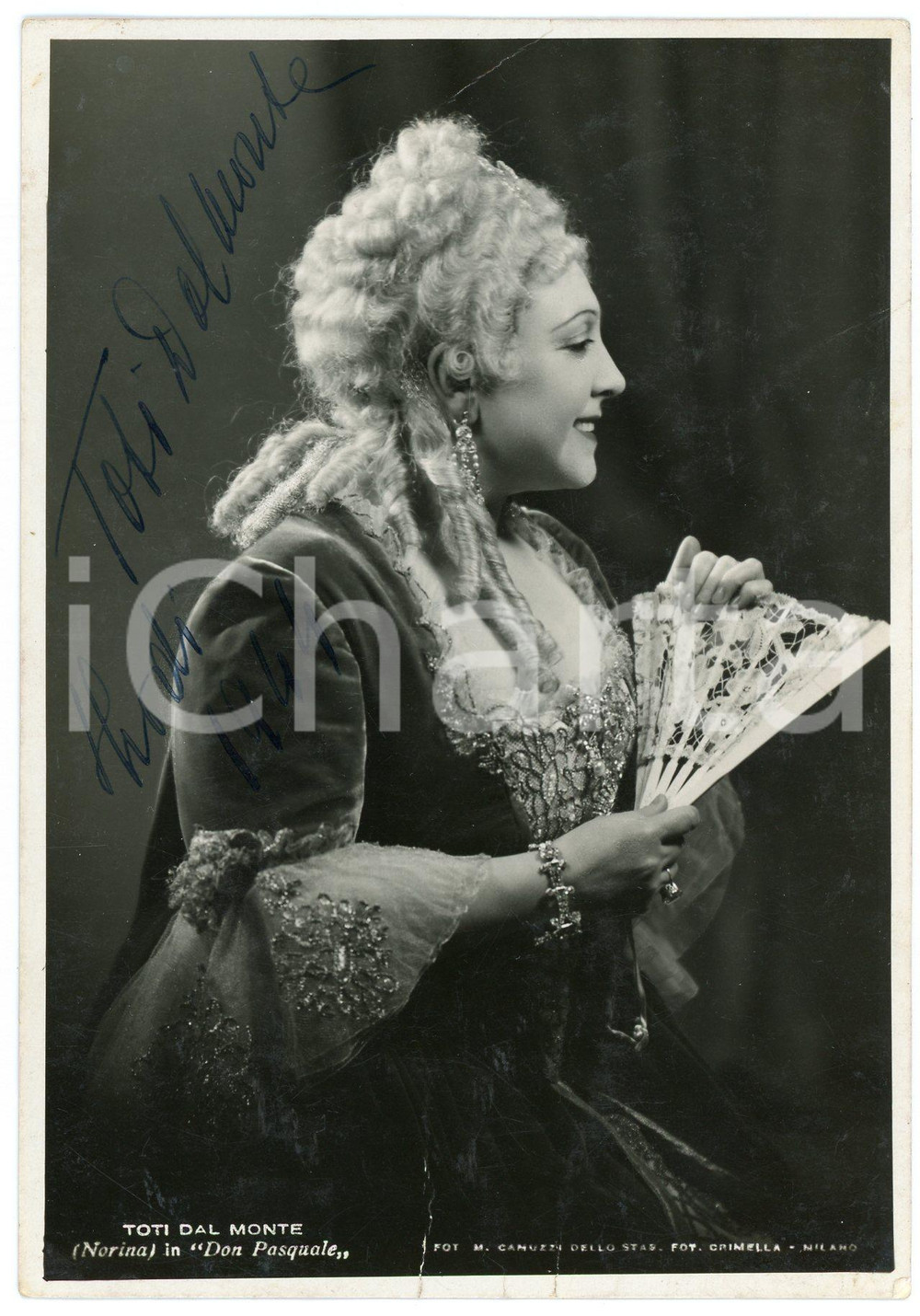 1944 LIRICA Soprano Toti DAL MONTE - Norina "Don Pasquale" - Foto con AUTOGRAFO Fotografia seriale con autografo.CONDIZIONI: P (piegature al lato inferiore; piegatura al lato superiore)FORMATO: 10x15 cmFOTOGRAFO: Crimella - Milano    originale e autentica 1