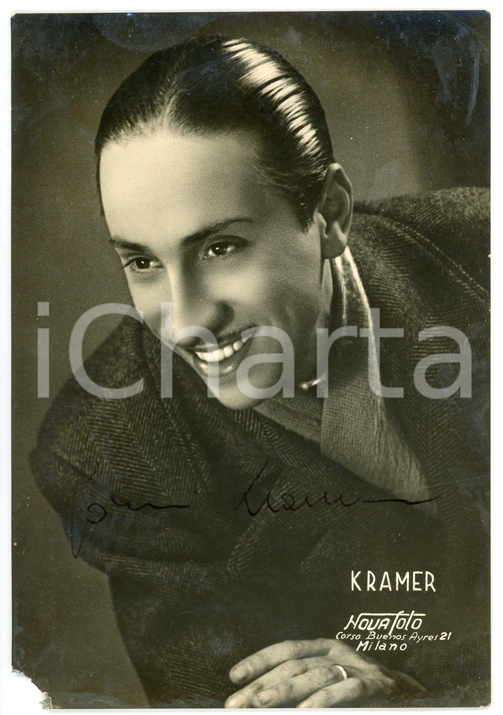 1950 ca Gorni KRAMER musicista - Ritratto - Foto con AUTOGRAFO DANNEGGIATA Fotocartolina d'epoca, non viaggiata, con autografo.CONDIZIONI: VP (mancanza angolare; macchie al verso)FORMATO: 10x15 cmFOTOGRAFO: Novafoto - Milano, corso Buenos Aires     originale e autentica 1