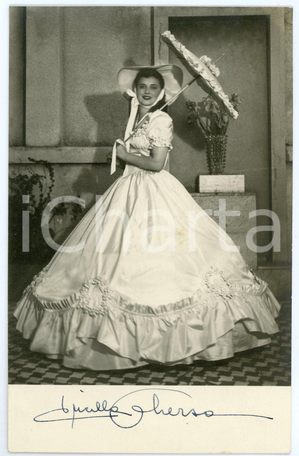 1950 ca LIRICA Soprano Lucilla GHERSA - Foto con AUTOGRAFO 9x14 cm Fotografia seriale, con autografo. CONDIZIONI: G FORMATO: 9x14 cm    originale e autentica 1