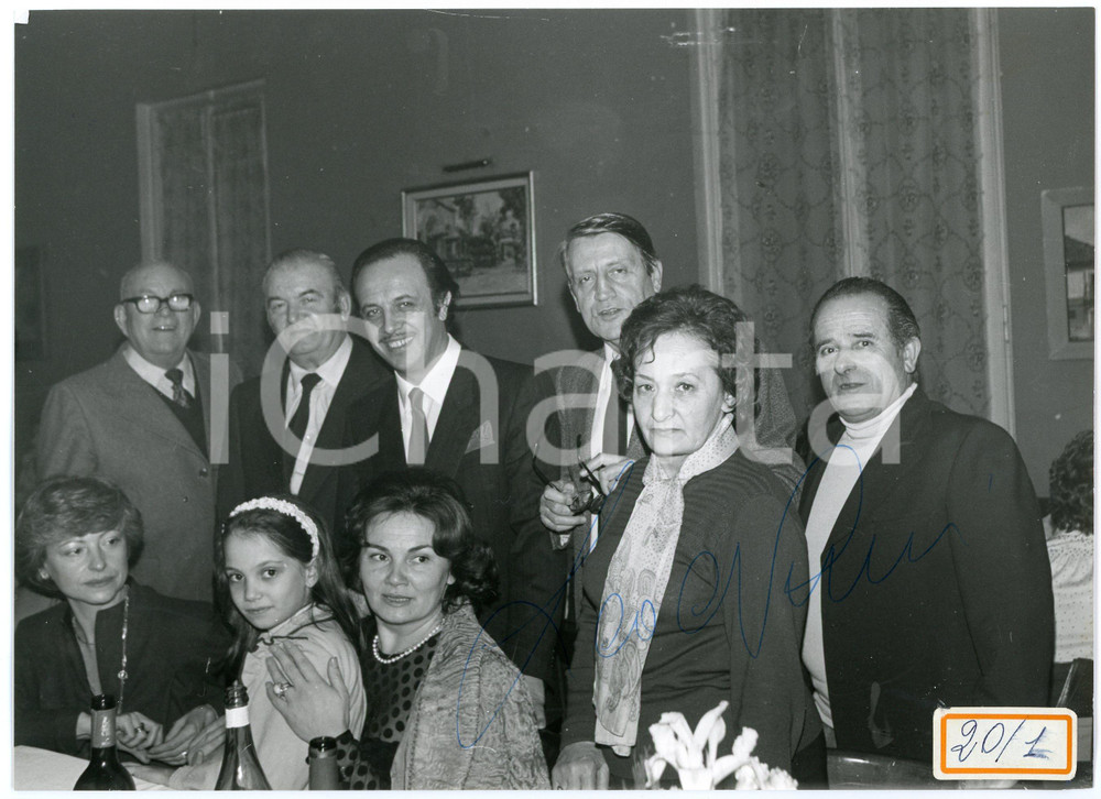 1982 ISOLA DI CAPRERA Leo NUCCI e Adriana ANELLI a una serata - Foto AUTOGRAFO Fotografia originale, con autografo di Leo Nucci al recto. CONDIZIONI: F (etichetta adesiva all'angolo inferiore destro)FORMATO: 23x17 cm    originale e autentica 1