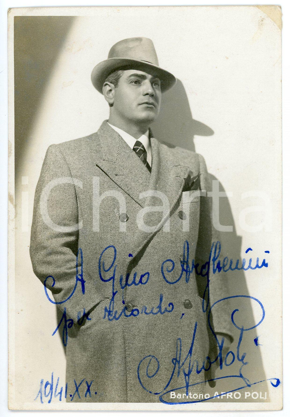 1941 LIRICA Baritono Afro POLI - Fotografia con AUTOGRAFO 10x15 cm Fotografia seriale, in formato cartolina postale, con autografo.CONDIZIONI: G (ma piccolo residuo adesivo angolare e residui cartacei al verso)FORMATO: 10x15 cm     originale e autentica 1