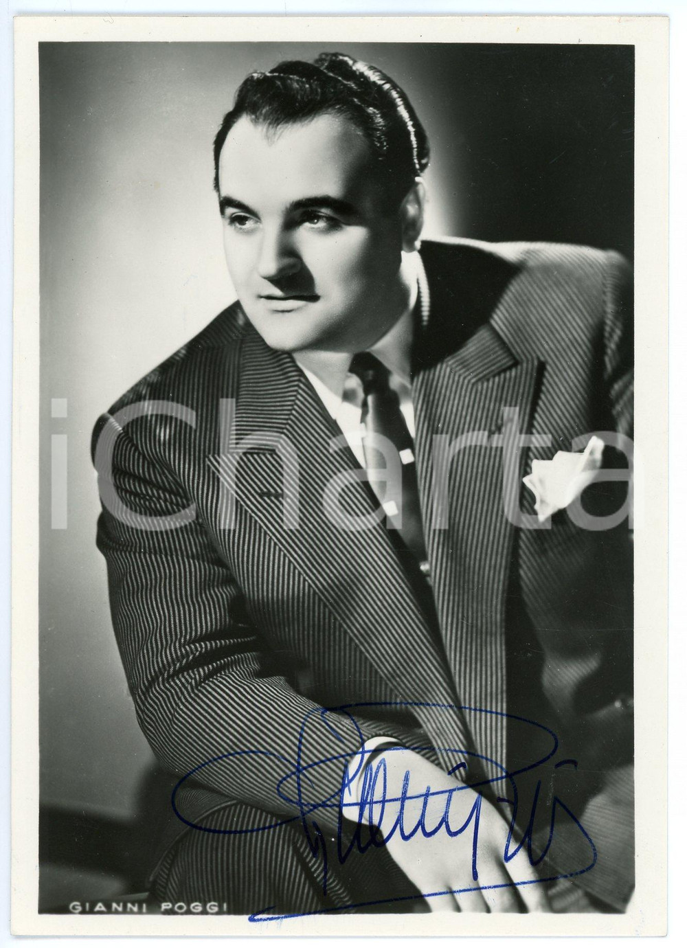 1950 ca Gianni POGGI tenor - Portrait - AUTOGRAPHED Photo postcard 10x15 cm Fotografia seriale d'epoca, in formato cartolina postale, con autografo. CONDIZIONI: GFORMATO: 10x15 cm     originale e autentica 1