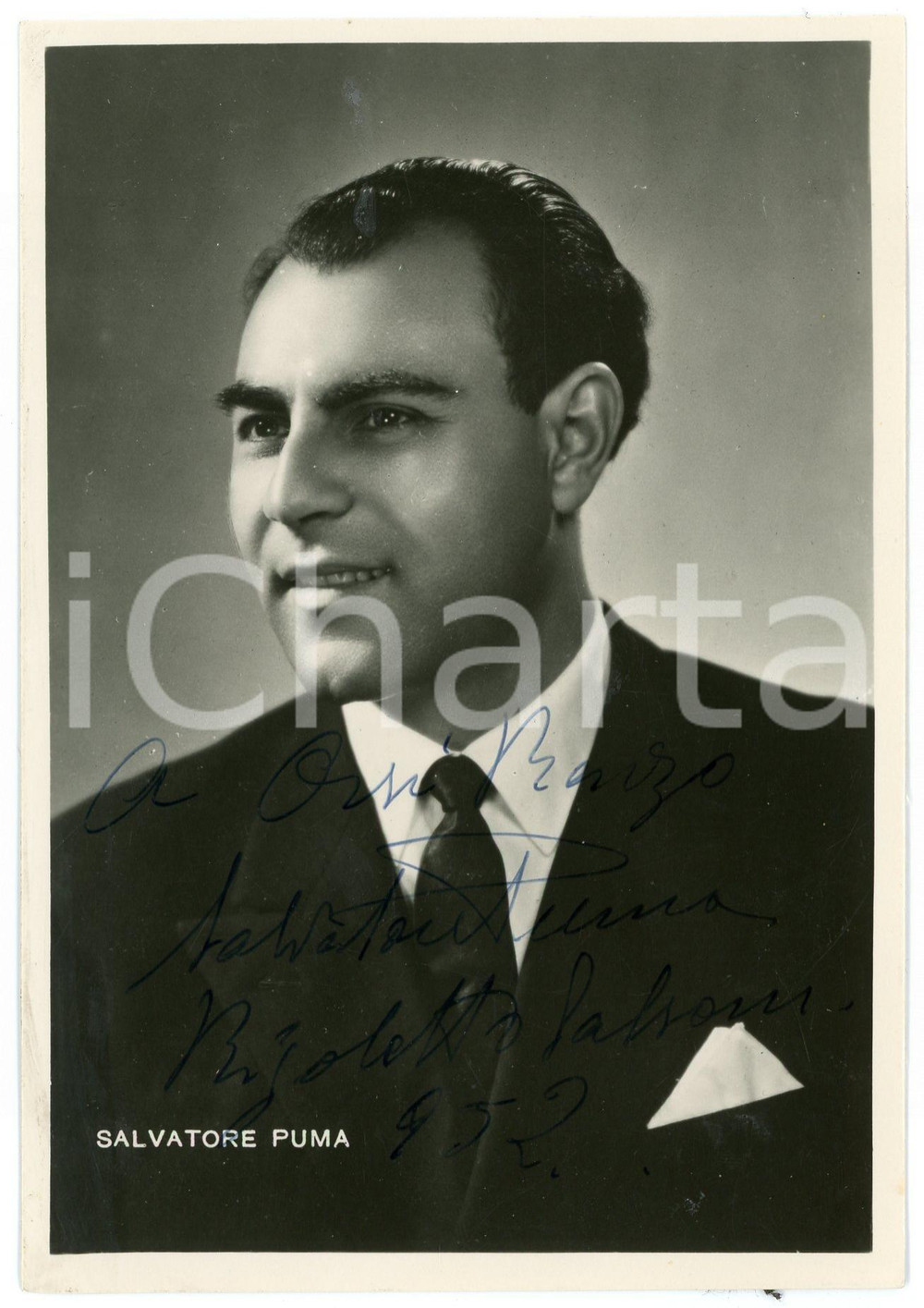 1952 LIRICA Tenore Salvatore PUMA - Foto con AUTOGRAFO 10x15 cm Fotografia seriale d'epoca, con autografo. CONDIZIONI: F (lieve residuo di colla al lato superiore; residui di colla al verso)FORMATO: 10x15 cm     originale e autentica 1