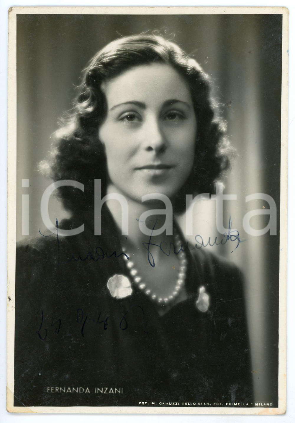 1946 LIRICA Soprano Fernanda INZANI - Ritratto - Foto con AUTOGRAFO 10x15 Fotografia seriale d'epoca, con autografo. CONDIZIONI: G (ma al verso lievi macchie e abrasioni angolari)FORMATO: 10x15 cmFOTOGRAFO: Crimella - Milano     originale e autentica 1