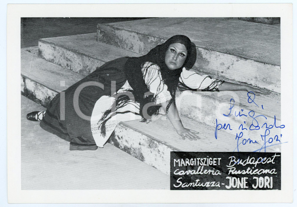 1980 ca BUDAPEST Mezzosoprano Jone JORI - "Cavalleria rusticana" Foto AUTOGRAFO Fotografia seriale d'epoca, con autografo. CONDIZIONI: GFORMATO: 17x12 cm     originale e autentica 1