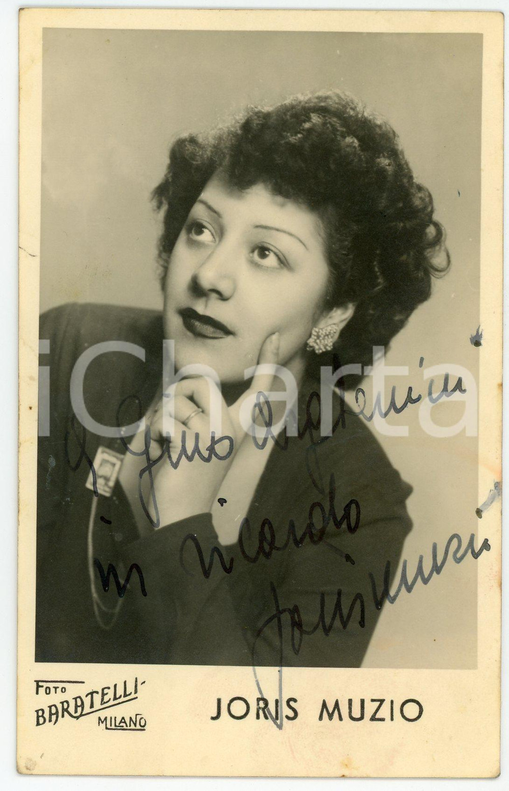 1945 ca MILANO Cantante Joris MUZIO - Foto BARATELLI con AUTOGRAFO Fotografia seriale d'epoca, con autografo. CONDIZIONI: G (ma minime macchie marginali e al verso)FORMATO: 9x14 cm     originale e autentica 1