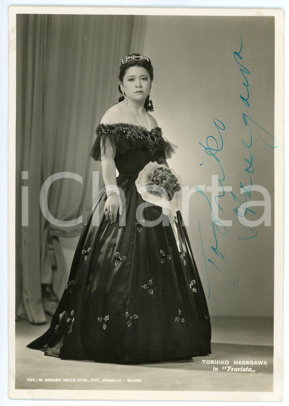 1950 ca LIRICA Soprano Toshiko HASEGAWA in "Traviata" (2) Foto con AUTOGRAFO Fotografia seriale d'epoca, con autografo. CONDIZIONI: G (minime smussature angolari)FORMATO: 11x15 cmFOTOGRAFO: Studio Crimella - Milano    originale e autentica 1