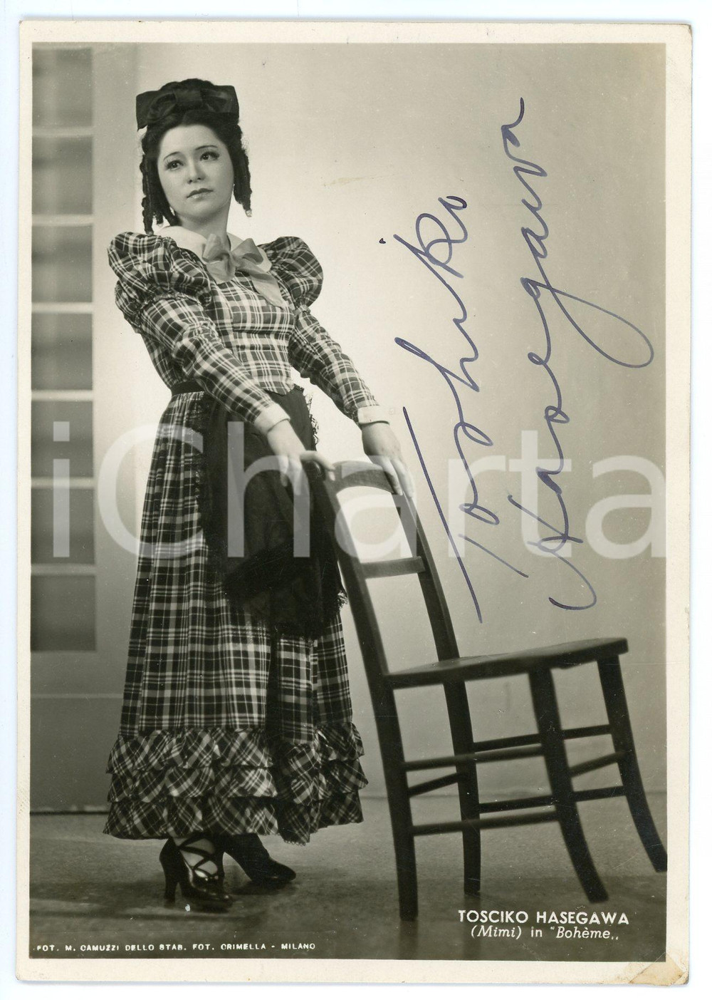 1950 ca LIRICA Soprano Toshiko HASEGAWA in "Bohème" - Foto con AUTOGRAFO Fotografia seriale d'epoca, con autografo. CONDIZIONI: G (minime smussature angolari e residui di adesivo agli angoli)FORMATO: 11x15 cmFOTOGRAFO: Studio Crimella - Milano    originale e autentica 1