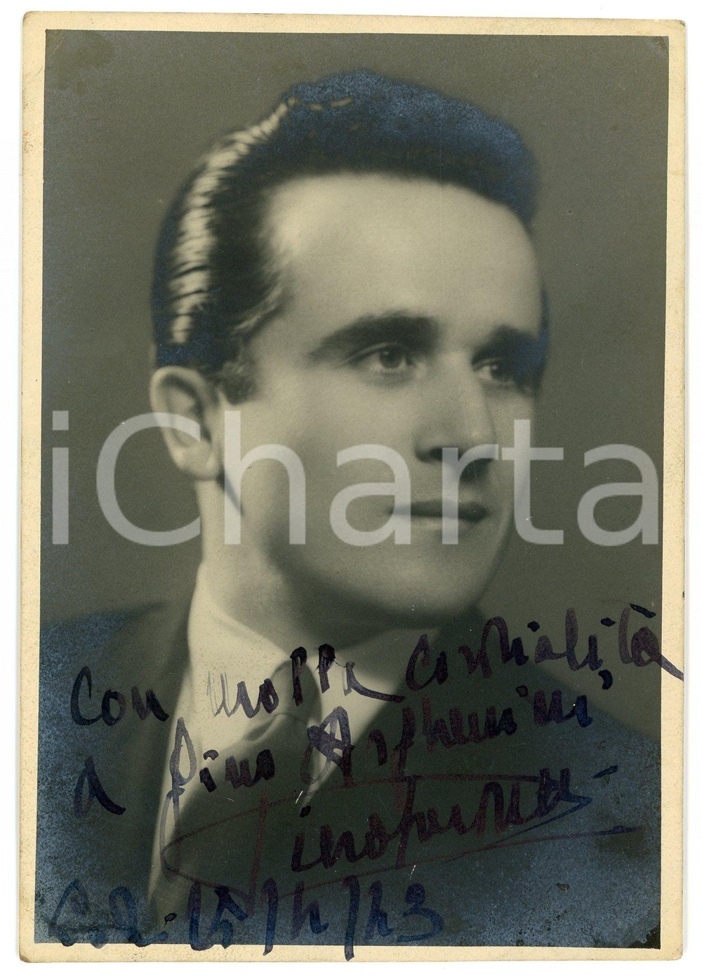 1943 LIRICA Tenore Piero SARDELLI - Ritratto - Foto con AUTOGRAFO 10x15 Fotografia d'epoca, in formato cartolina postale, con autografo. CONDIZIONI: F (lievi ingiallimenti al verso, con piccolo residuo cartaceo; piccola piegatura angolare)FORMATO: 10x15 cm     originale e autentica 1