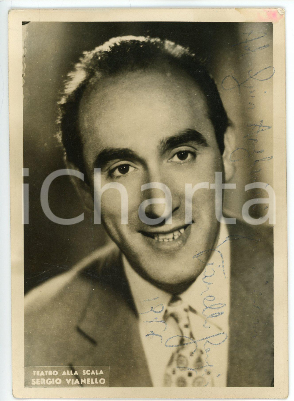 1956 MILANO Teatro alla Scala - Tenore Sergio VIANELLO - Foto 11x15 cm Fotografia seriale d'epoca, con autografo. CONDIZIONI: F (macchia angolare e minima smussatura)FORMATO: 10x15 cm     originale e autentica 1
