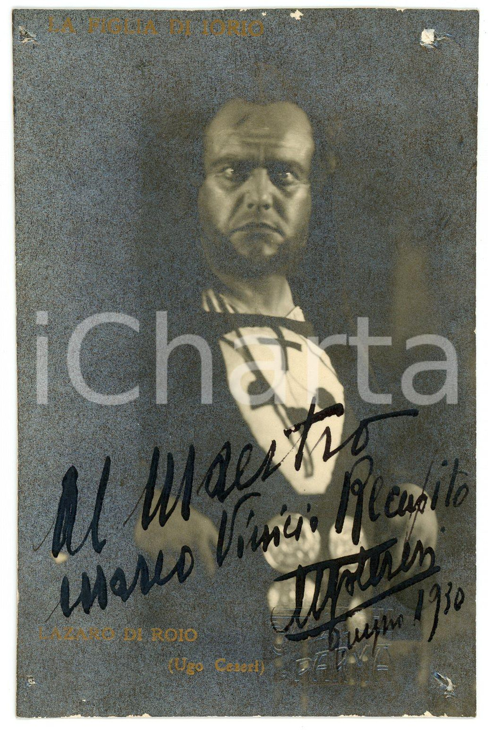 1930 Attore Ugo CESERI in "La figlia di Iorio" - Foto con AUTOGRAFO 8x13 Fotografia seriale d'epoca, con dedica autografa. CONDIZIONI: P (fori angolari con minime sbrecciature; residui cartacei al verso)FORMATO: 8x13 cm     originale e autentica 1