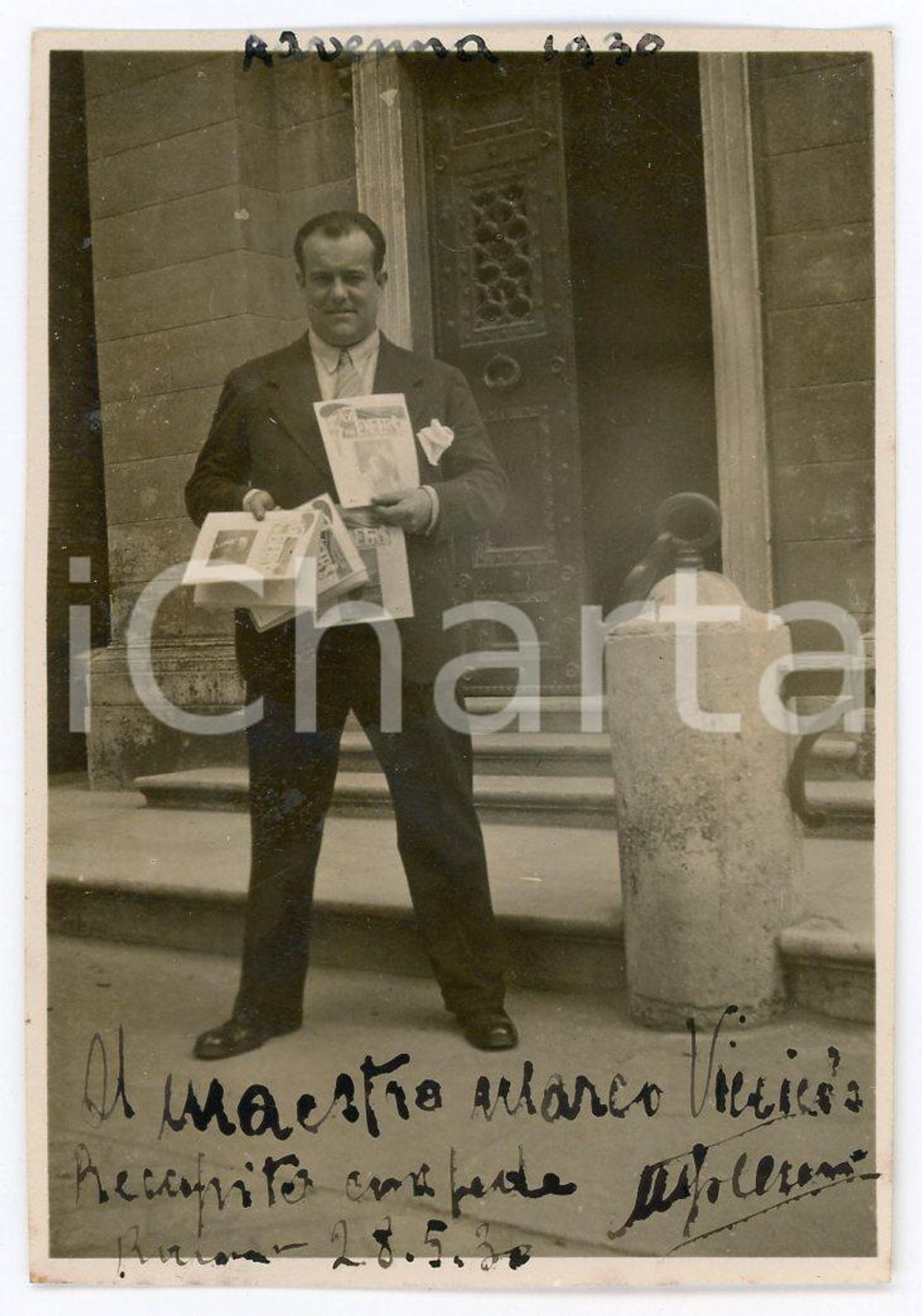 1930 RAVENNA Attore Ugo CESERI con riviste - Foto con AUTOGRAFO 6x8 cm Fotografia d'epoca, con dedica autografa. CONDIZIONI: G (ma residui cartacei e di colla al verso)FORMATO: 6x8 cm     originale e autentica 1