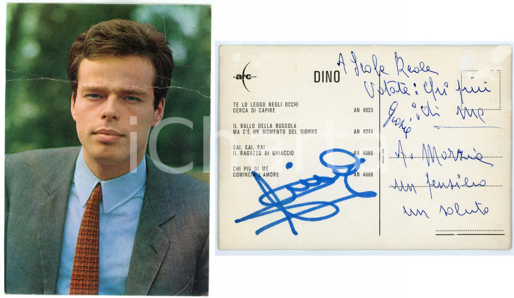 1965 ca Cantante DINO (Eugenio ZAMBELLI) - Foto con AUTOGRAFO DANNEGGIATA Fotografia seriale d'epoca con messaggio autografo al verso. CONDIZIONI: VP (profonde piegature al lato superiore)FORMATO: 10x15 cm    originale e autentica 1