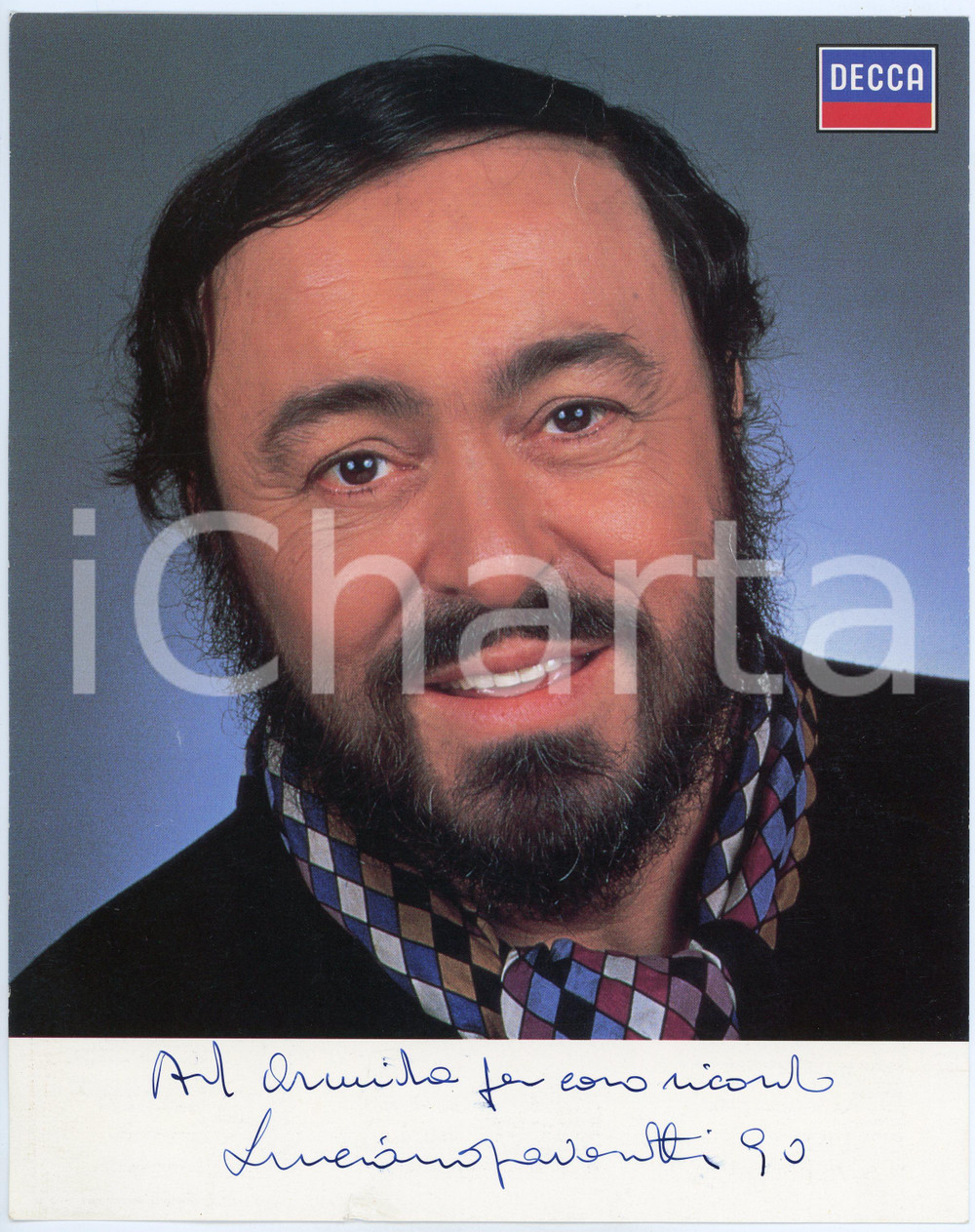 1990 LIRICA Tenore Luciano PAVAROTTI - Foto seriale con AUTOGRAFO 20x25 DECCA Fotografia seriale con autografo del celebre tenore.CONDIZIONI: F (piccola sbrecciatura al lato inferiore)FORMATO: 20x25 cm    originale e autentica 1