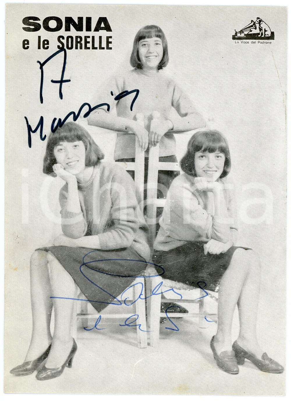 1966 SONIA e le SORELLE - Foto seriale con AUTOGRAFO 9x13 cm Fotografia seriale d'epoca con autografo.CONDIZIONI: F (residui cartacei al verso)FORMATO: 9x13 cm    originale e autentica 1