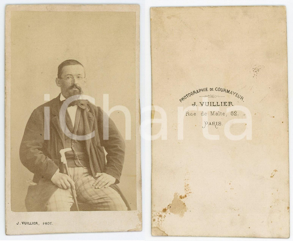 1900 ca PARIS Ritratto di un uomo con bastone - Foto J. VUILLIER - CDV  Fotografia originale d'epoca.CONDIZIONI: FAIR (lievi aloni al margine destro)FORMATO: CDV    originale e autentica 1