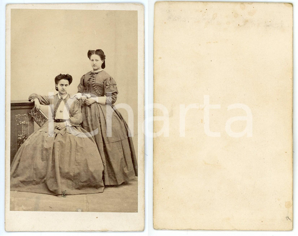 1900 ca ITALIA Ritratto di due sorelle - Fotografia CDV  Fotografia originale d'epoca.CONDIZIONI: GOODFORMATO: CDV    originale e autentica 1