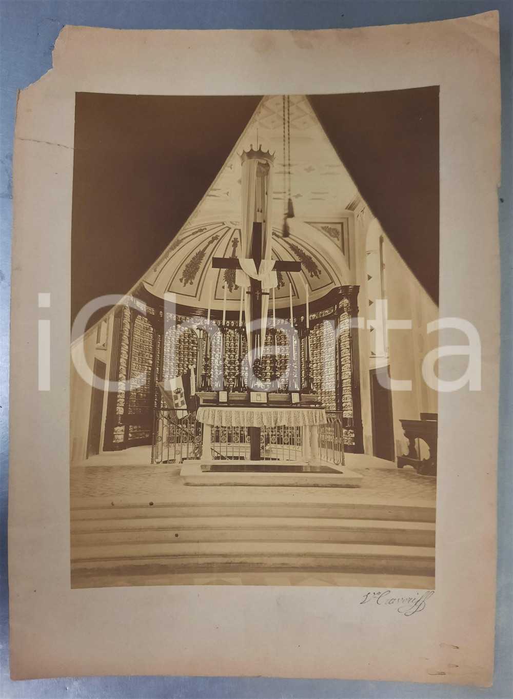 1875 ca SAN MARTINO DELLA BATTAGLIA - Ossario - Foto CRAVERIFF 25x34 cm Fotografia originale d'epoca , stampata all'albumina e montata su cartoncino.Opera del fotografo Vincenzo Craveriff, attivo nell'area del lago di Garda. POOR/danneggiato mancanza evidente all'angolo superiore sinistro, strappo al lato sinistro, piegatura angolare e lieve scollamento dei lembi del cartoncino Formato: 25x34 cm originale e autentica 1