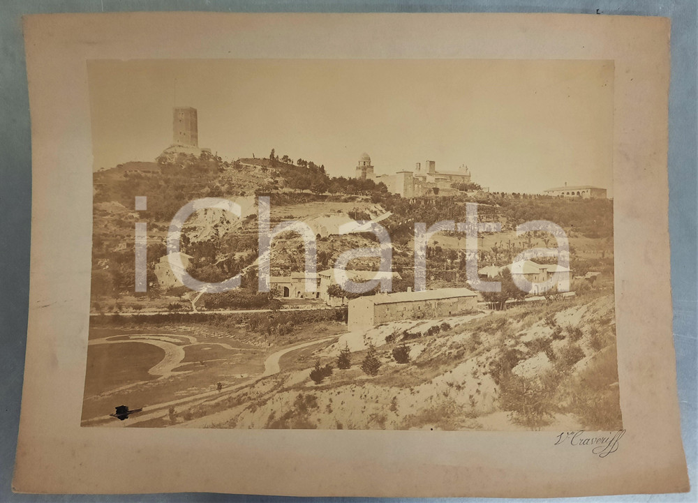 1875 ca SOLFERINO (MN) Panorama con la Rocca - Foto CRAVERIFF 34x25 cm RARA Fotografia originale d'epoca , stampata all'albumina e montata su cartoncino.Opera del fotografo Vincenzo Craveriff, attivo nell'area del lago di Garda. GOOD/buono  Formato: 34x25 cm originale e autentica 1