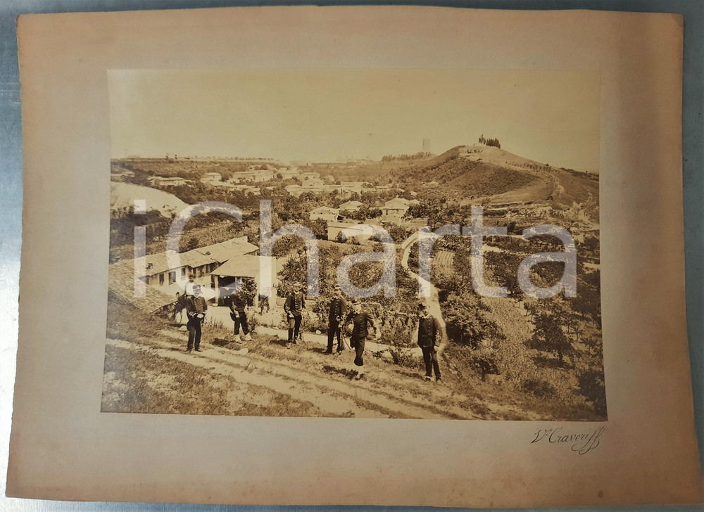 1875 ca Area di SOLFERINO - REGIO ESERCITO - Ufficiali presso una cascina - Foto Rara fotografia originale d'epoca, scattata nel corso di un'esercitazione militare. Stampata all'albumina e montata su cartoncino.Opera del fotografo Vincenzo Craveriff, attivo nell'area del lago di Garda. GOOD/buono  Formato: 34x25 cm originale e autentica 1