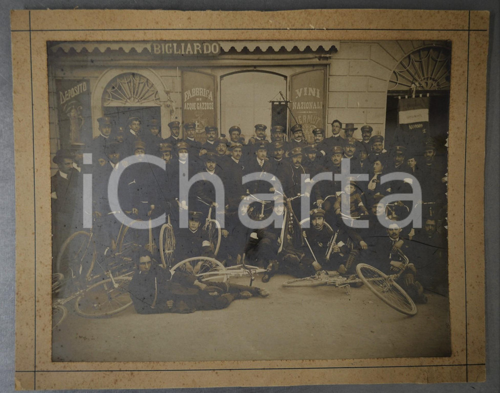 1910 GALLARATE (VA) Gruppo Ciclistico - Ritratto - Fotografia RARA 30x24 cm Fotografia d'epoca, montata su cartoncino rigido. FAIR/discreto fioriture; difetti di stampa Formato: 30x24 cm originale e autentica 1