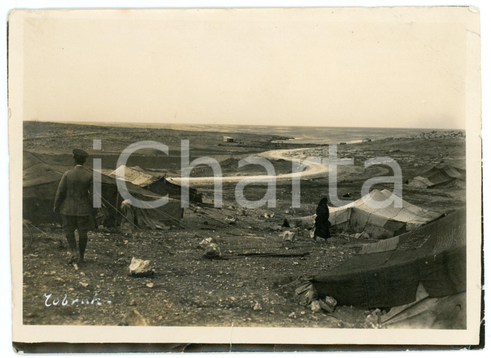 1915 ca TOBRUCH (LIBIA ITALIANA) Accampamento beduino - Foto 18x13 cm Fotografia originale d'epoca, con didascalia manoscritta al verso.CONDIZIONI: P (piegature angolari e piccolo strappo al lato inferiore)FORMATO: 12x16 cm    originale e autentica 1