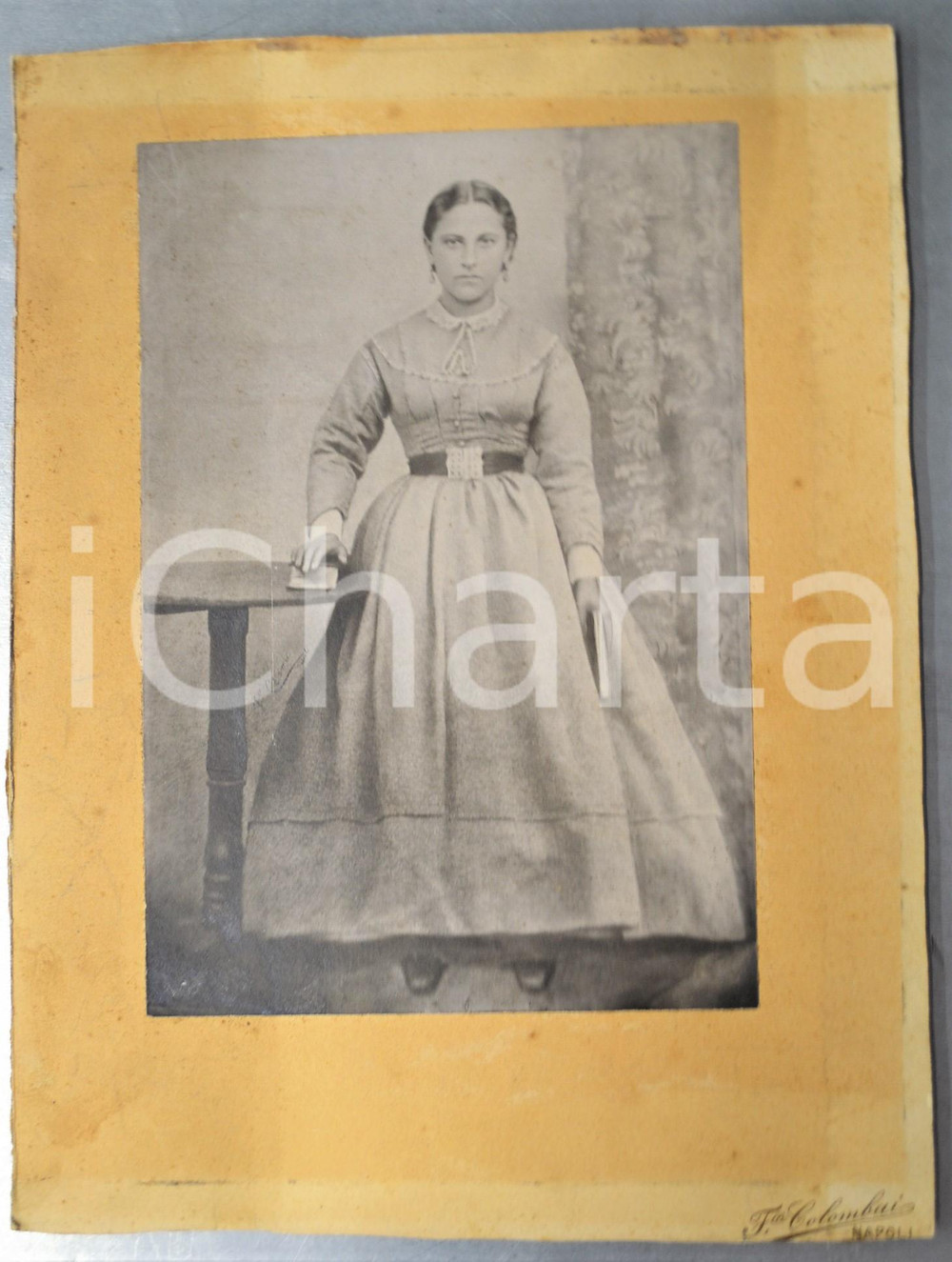 1880 ca NAPOLI Ritratto di giovane donna con libri *Foto F.lli COLOMBAI 23x30 cm Fotografia d'epoca, montata su cartoncino rigido.FOTOGRAFO: F.lli Colombai - NapoliFORMATO: 23x30 cmCONDIZIONI: F (cartoncino rifilato)    originale e autentica 1