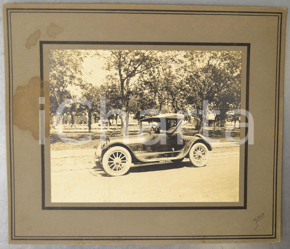 1920 ca PETALUMA (California, USA) Man on a car - RARE Photo GALB 35x30 cm Fotografia d'epoca, montata su cartoncino rigido.FOTOGRAFO: Galb - PetalumaFORMATO: 35x25 cmCONDIZIONI: F (macchie al cartoncino)    originale e autentica 1