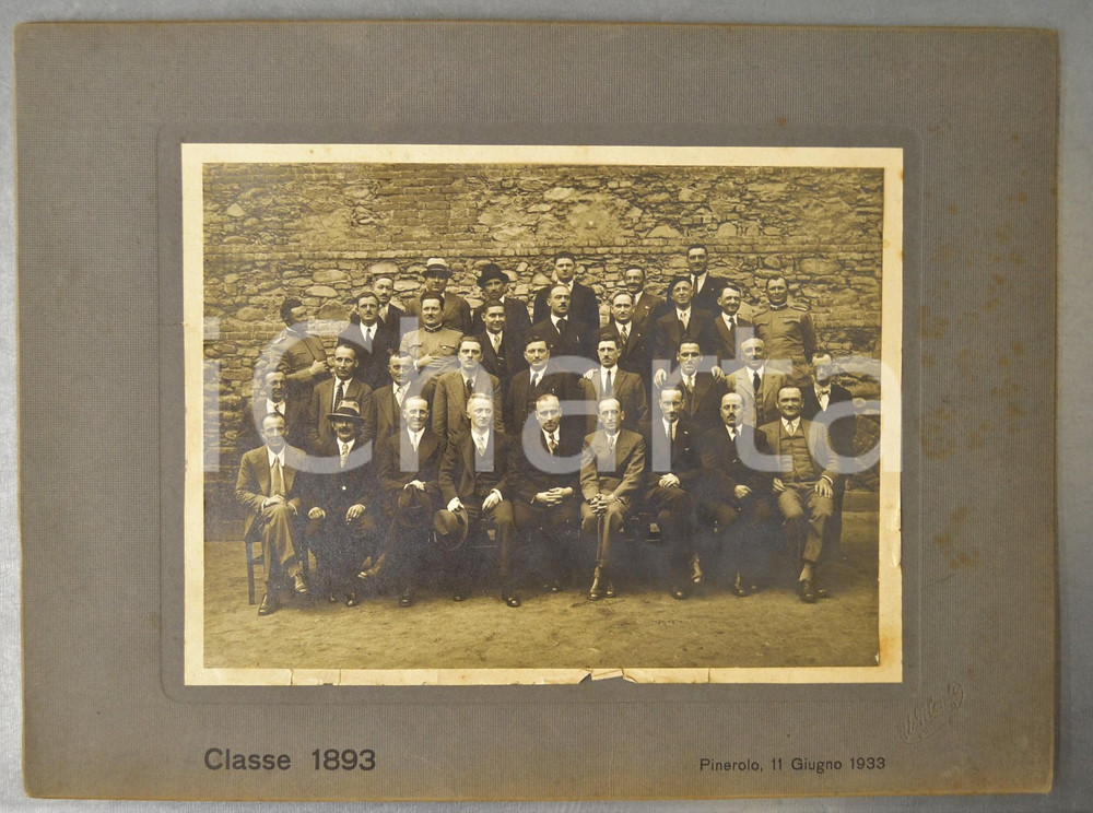 1933 PINEROLO (TO) Classe 1893 - Foto di gruppo uomini 40 anni 34x25 cm Fotografia d'epoca, montata su cartoncino rigido.FOTOGRAFO: U. Monti - PineroloFORMATO: 34x25 cmCONDIZIONI: F (macchie al cartoncino; piccoli strappi al lato inferiore della fotografia)    originale e autentica 1