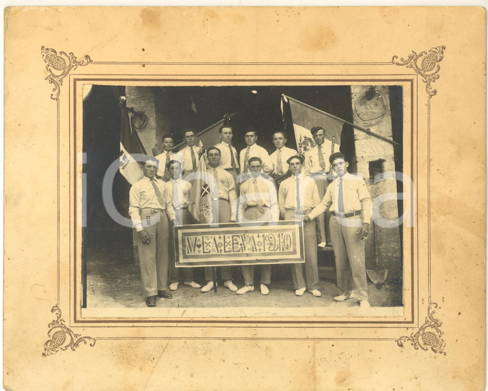 1930 ca ITALIA W la leva 1910 - Festa dei coscritti - Foto 21x26 cm Fotografia d'epoca, montata su cartoncino rigido.FORMATO:  21x26 cmCONDIZIONI: F (macchie al cartoncino)    originale e autentica 1