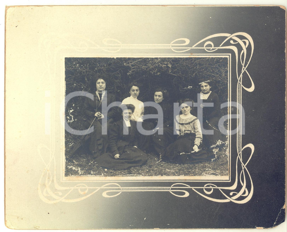 1910 ca ITALIA Gruppo di donne in giardino - Fotografia 20x16 cm Fotografia d'epoca, montata su cartoncino rigido.FORMATO:  20x16 cmCONDIZIONI: F (piegature angolari al cartoncino)    originale e autentica 1