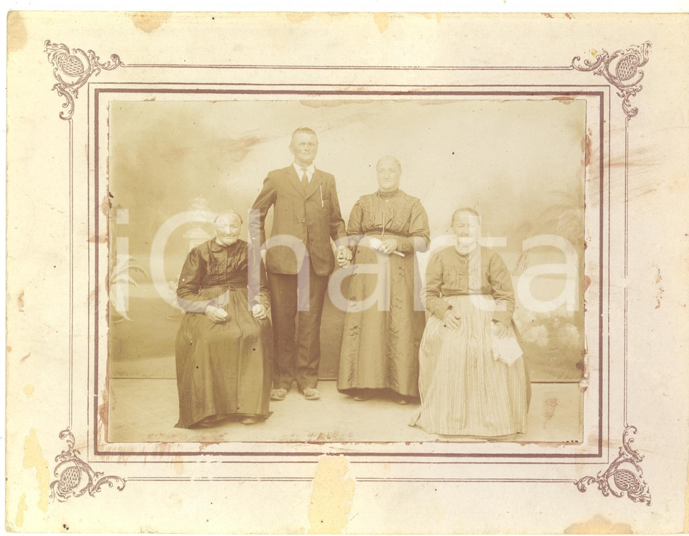 1910 ca ITALIA Coppia di coniugi con le due sorelle - Fotografia 25x20 cm Fotografia d'epoca, montata su cartoncino rigido.FORMATO:  25x20 cmCONDIZIONI: F (abrasioni e macchie al cartoncino)    originale e autentica 1