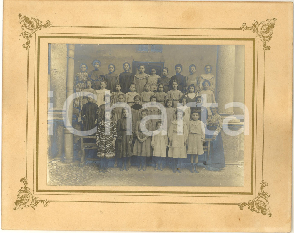 1910 ca ITALIA - SCUOLA - Ritratto di una classe femminile - Fotografia 25x20 cm Fotografia d'epoca, montata su cartoncino rigido.FORMATO:  25x20 cmCONDIZIONI: G (lievi piegature al cartoncino)    originale e autentica 1