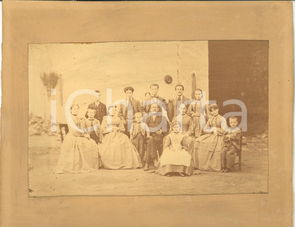 1890 ca ITALIA Ritratto di famiglia in un cortile - Fotografia 22x28 cm Fotografia d'epoca, montata su cartoncino.FORMATO:  22x28 cmCONDIZIONI: F (lievi macchie e abrasioni al cartoncino; residui cartacei al verso)    originale e autentica 1