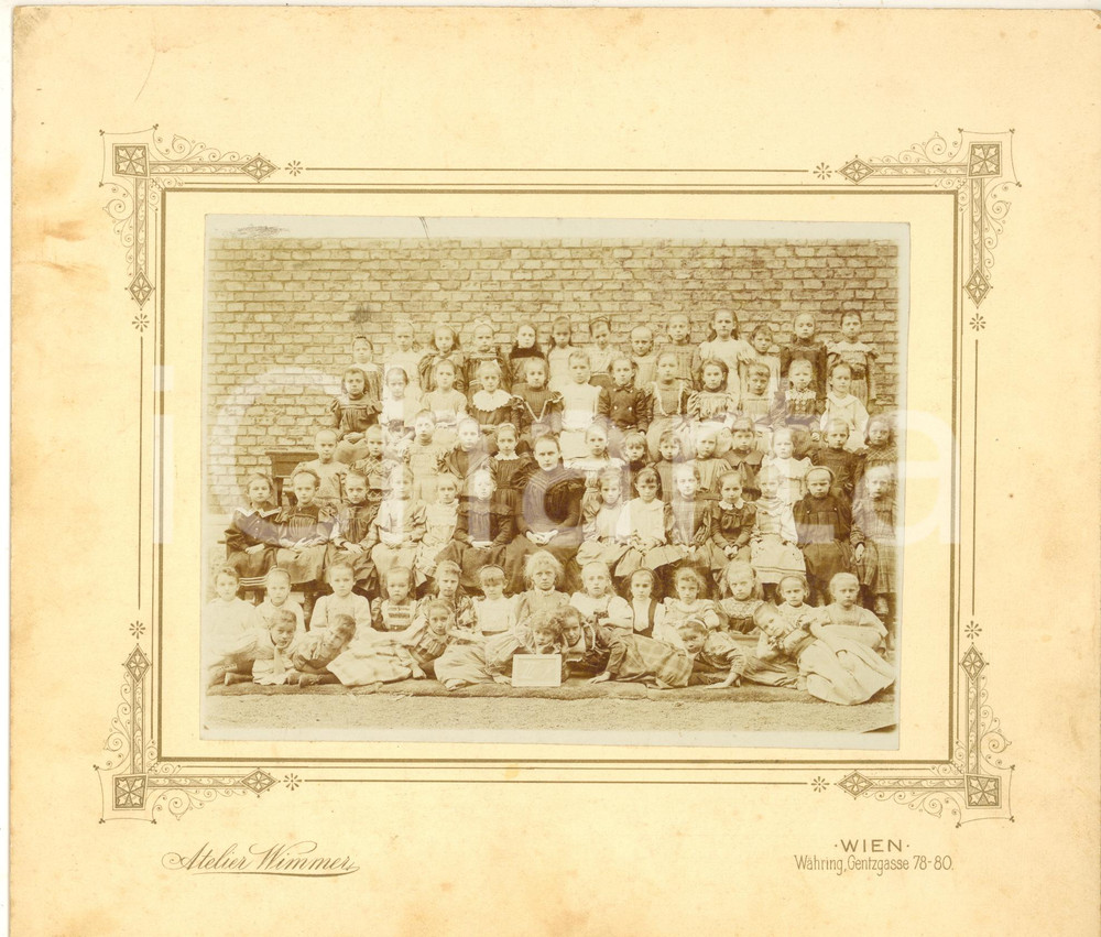 1890 ca WIEN Ritratto di classe elementare femminile - Foto Atelier WIMMER 25x21 Fotografia d'epoca, montata su cartoncino.FOTOGRAFO: Atelier Wimmer - WienFORMATO:  25x21 cmCONDIZIONI: G (lievi macchie al cartoncino)    originale e autentica 1