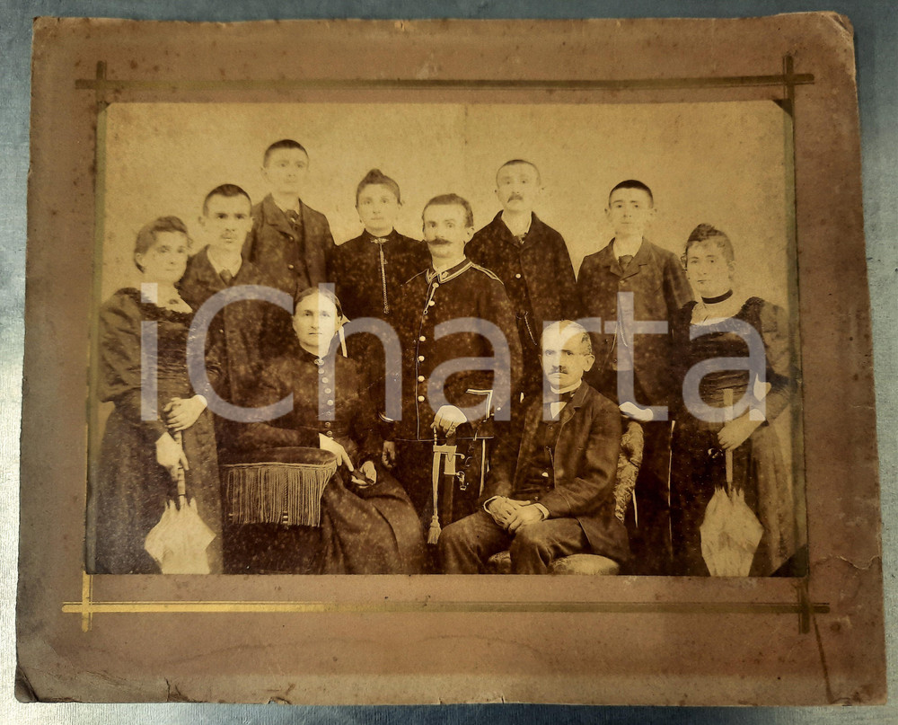 1910 ca ITALIA Ritratto di famiglia con ufficiale - Foto COSTUME 29x24 cm Fotografia d'epoca, montata su cartoncino.FORMATO:  29x24 cmCONDIZIONI: F (fioriture al cartoncino, con piegature marginali e strappo al lato destro)    originale e autentica 1