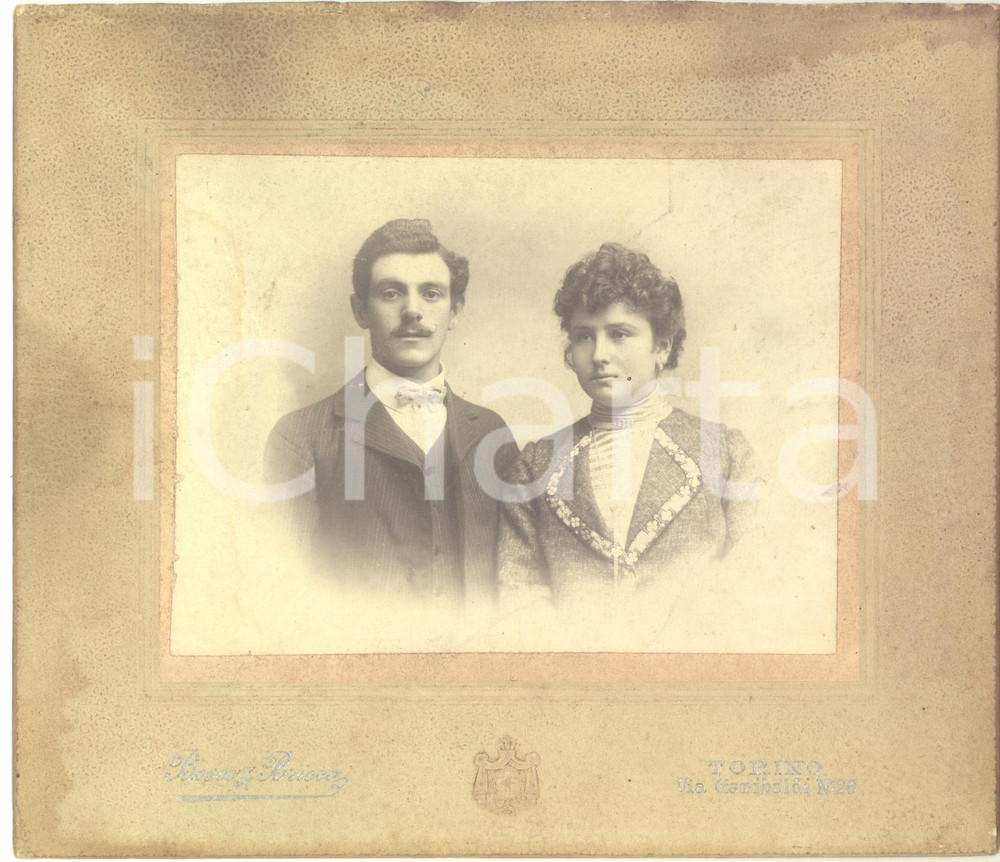 1900 ca TORINO Coppia di giovani coniugi - Foto BOSCO & BRICCA 21x18 cm Fotografia d'epoca, montata su cartoncino rigido.FOTOGRAFO: Bosco &amp; Bricca - Torino - via Garibaldi 26FORMATO:  21x18 cmCONDIZIONI: F (macchie di umidt&agrave; al cartoncino)    originale e autentica 1