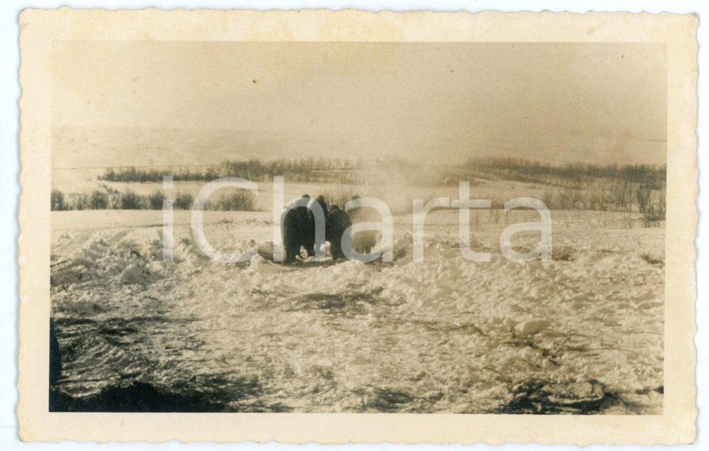 1943 WW2 ARMIR Campagna di RUSSIA - Soldati accendono il fuoco *Foto 14x9 cm Fotografia d'epoca, scattata durante le operazioni dell'ARMIR (Armata italiana in Russia o 8&ordf; Armata) nella campagna di Russia. CONDIZIONI: GFORMATO: 14x9 cm    originale e autentica 1